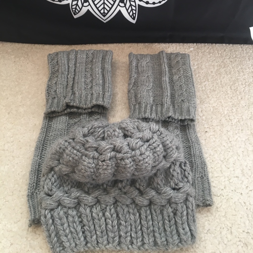 Grey cozy set of leg warmers and winter hat